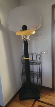 Little Tykes basketball hoop 1