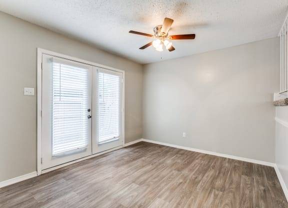 $1,900 / 2br - 1374ft2 - Ventilador de techo, Lavandería, Alquileres a corto plazo disponibles (613 Clearwood Drive, Richardson, TX)63846411481859124
