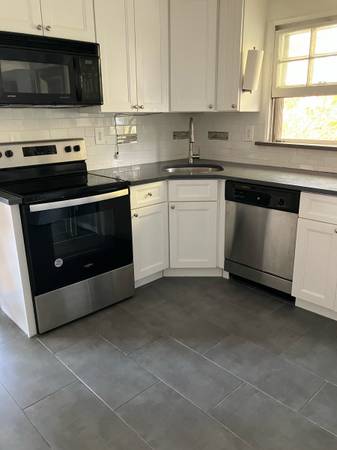 $3,300 / 3br - 3BR,2BathDUPLEX,L-shapedDR/LR,WOODfl,C/Air,2CarParking,WASHER/DRYR (Bayside near Douglaston and  Little Neck)63788506005379122
