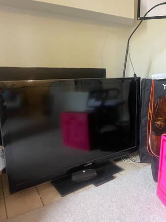 Samsung 46" LCD TV with Remote & Wall Mount — Works Great 1