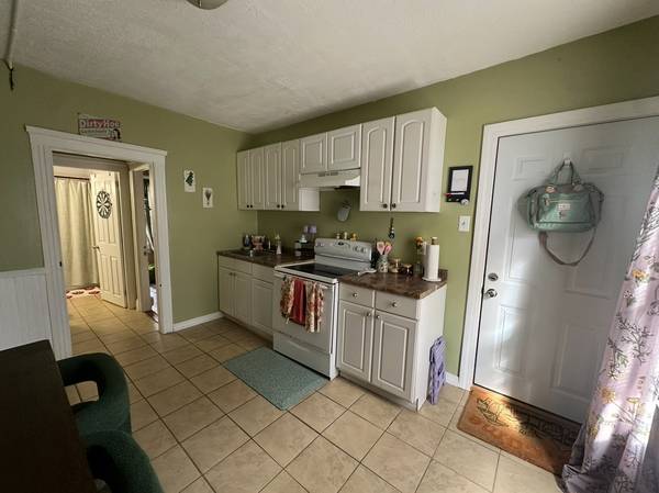 $1,300 / 1br - 1 bedroom spacious apartment on 1st floor w hardwoods (Pawtucket)64002828849025120
