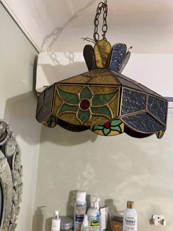 Lámpara de vitral antigua con plomo estilo colgante (estilo Tiffany) - $90 (Eagle Rock)63471426683905123