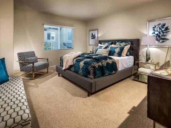 $3,402 / 3br - 1331ft2 - Ample closet space, Plush desert tan carpeting in bedrooms (Santa Clarita)63952931103619124