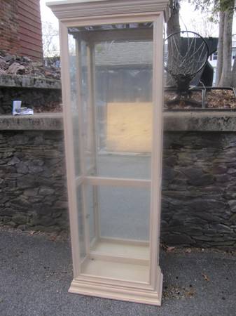 Display cabinet with glass shelves and interior light 1