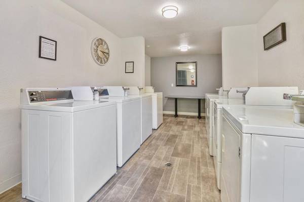 $1,599 / 2br - 821ft2 - Amplio patio/balcón con almacenamiento, estación para parrilla, lavavajillas64031312209923121