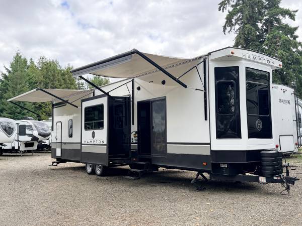2023 CROSSROADS HAMPTON 42' DESTINATION TRAILER - FRONT KITCHEN + LOFT 1