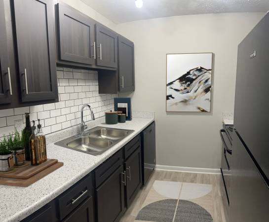 $1,095 / 2br - 1028ft2 - Candlewood - One BR/1B - Free Rent - Perfect Location! (Nashville)63680175993475123