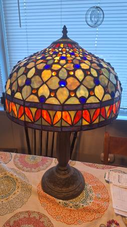 TIFFANY STYLE TABLE LAMP 1
