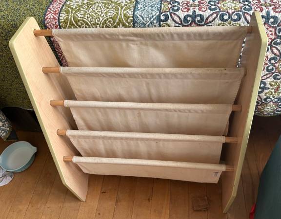 Hanging bookshelf 1