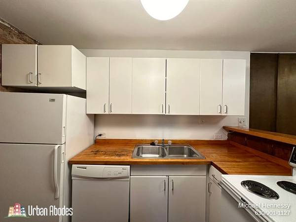 $2,895 / 2br - 900ft2 - Appealing 2 Bedroom, 1 Bath in Lakeview, Available: 11/1/2025 (Lakeview)63898985526019123