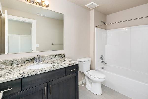 $1,865 / 3br - 1252ft2 - Carpet in Bedrooms, Year-Round Hot Tub, Vinyl Plank Flooring (Nampa)63981533953027124