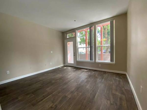 $1,594 / 1br - 695ft2 - Great 1 bed / 1 bath! We Love Pets! Ask about our Pet Policy (Portland - Close to Airport)64038885931651122