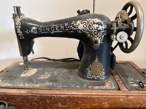 Antique 1910 Singer Treadle Sewing Machine 1