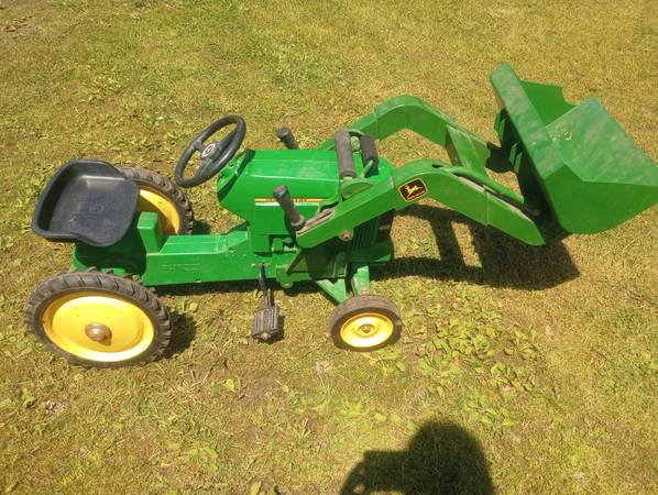 Pedal tractor with loader 1