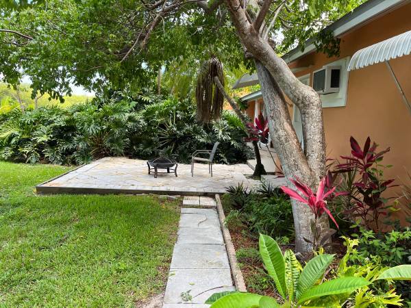 $2,200 / 1br - 1000ft2 - Waterfront  - 1 Bedroom w/floating dock (Stuart- Manatee Pocket)63799685083907124