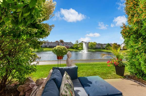 $2,950 / 2br - 1475ft2 - Beautiful Water View 2 Bedroom Townhouse >> Bonus Room>>Plainfield (Plainfield)63898734016771122