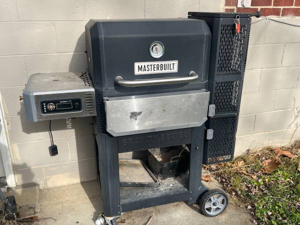 Price reduced! Masterbuilt Charcoal Grill + Smoker 1