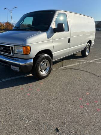 2007 Ford E-250 cargo van 1