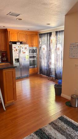 $1,100 / 1br - $1100 Main floor room avail in Mira Mesa house (Mira Mesa)63847865040129122