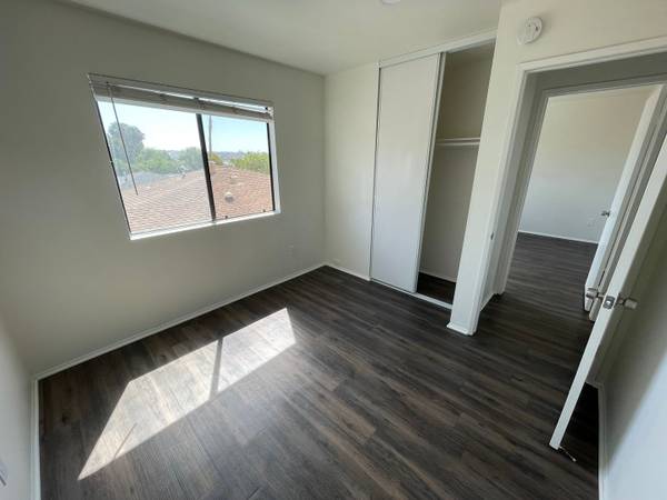 $3,395 / 2br - Apartamento moderno de 2 habitaciones y 2 baños en planta alta en la privilegiada ubicación de Pacific Beach! (Pacific Beach)63657123896193124
