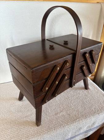 Caja de costura de madera plegable de 3 niveles - $100 (Yuma Foothills)462157415428935685