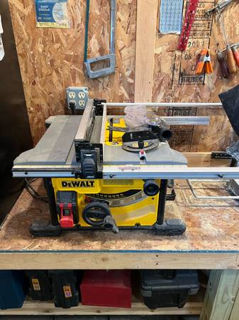 Dewalt 8 1/4” table saw, construction,compact, portable 1