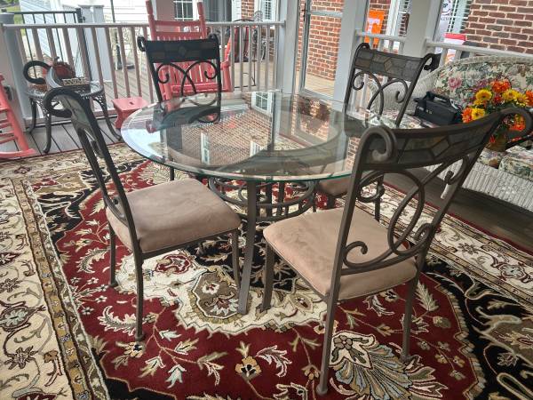 Beautiful table with four chairs 1