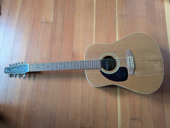 Seagull Left-Handed 12-string guitar 1