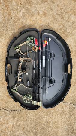 Bear Compound Bow With accessories 1