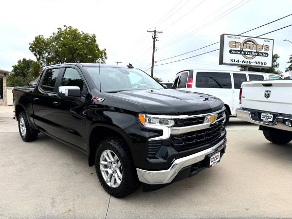 2025 Chevrolet Silverado Crew Cab - Photo 2