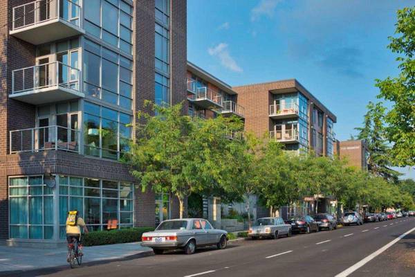$3,150 / 2br - 1392ft2 - Love to bike, run, and bring the pup? You'll fit right in. (Belmont)64039058360579122