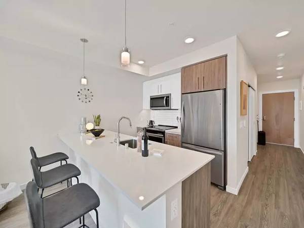$2,033 / 1br - 694ft2 - Seamless blend of style & comfort: Dive into our 1 BR. (Kirkland)63786613761665124