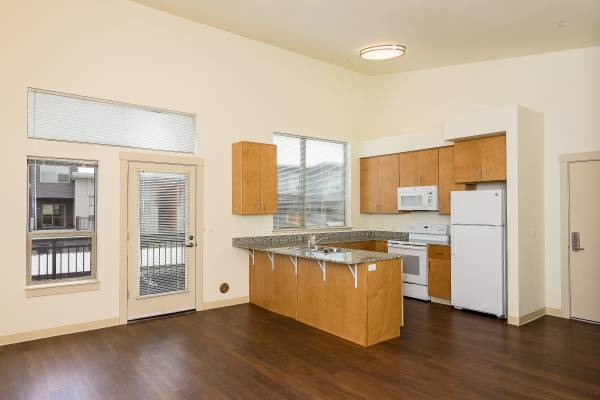 $1,700 / 2br - 920ft2 - Top Floor 2 Bedroom 2 Bathroom! Ready Now! $170063977276943107123