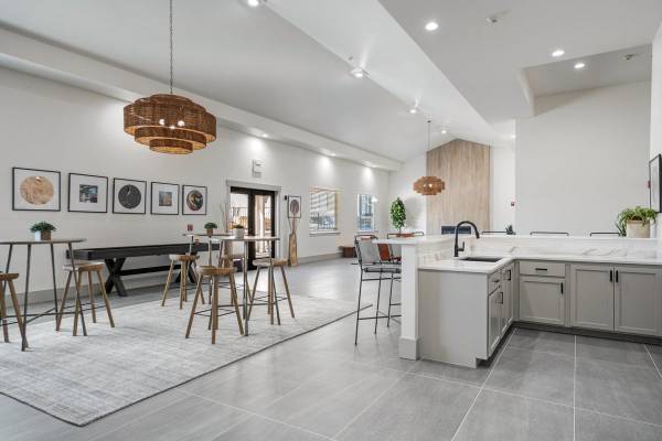 $1,720 / 2br - 1102ft2 - Armarios grandes, gimnasio de última generación con pesas (3003 Queensgate Drive)63829732214531123