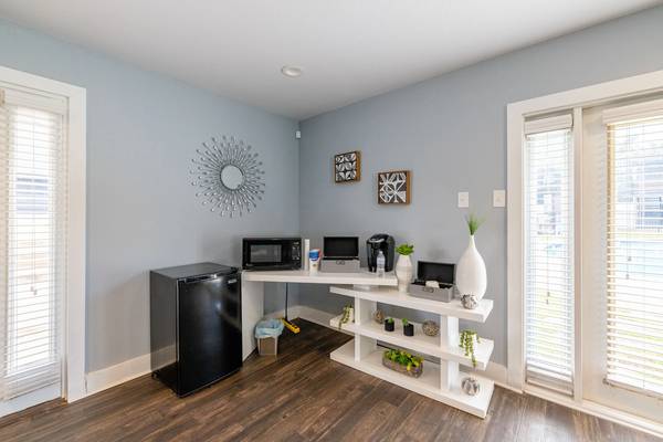 $1,400 / 2br - 950ft2 - On-Site Maintenance, Off-Street Parking, Playground (bedford,TX)63796578131971120