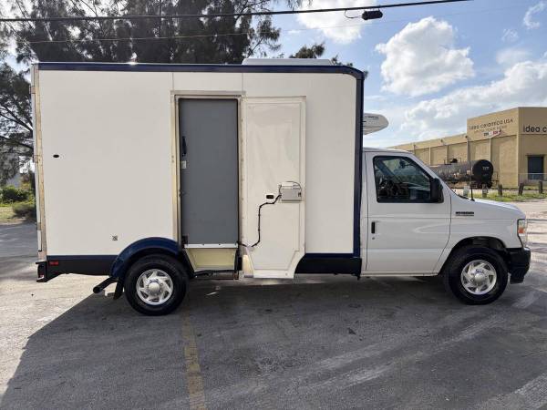 2023 Ford ECONOLINE E 350 - Photo 8