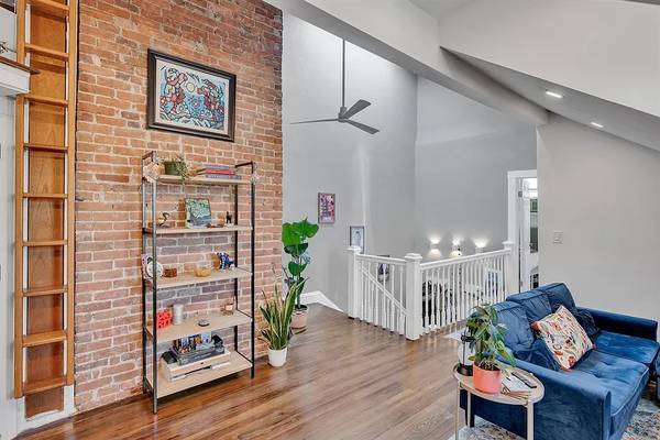 $1,600 / 1br - 750ft2 - Unique Condo (Boston)63690775711617120