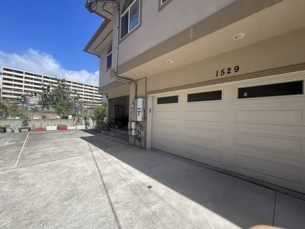 $2,485 / 2br - 675ft2 - 1529 Auld Lane 2 Bed 2 Bath Water, Sewer, and Electric Included! Avail (Honolulu)63939528718851121