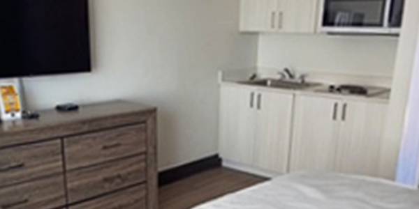 Flat screen TV, Onsite parking, Full sized kitchen 1