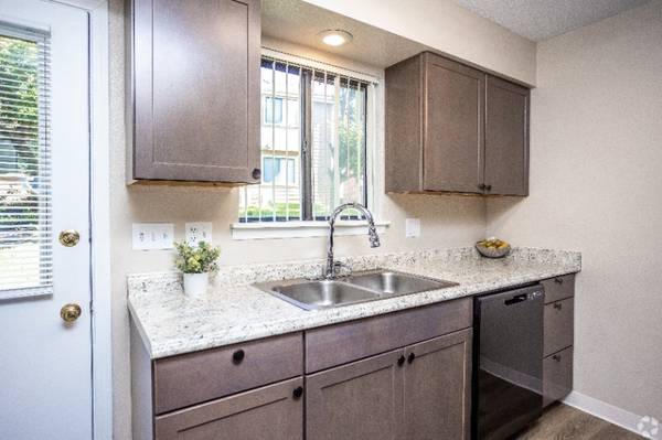$1,470 / 2br - 960ft2 - 2 Bedroom Town Home (( Updated Kitchen & Washer/Dryer )) (NE Cedar Rapids)63815109165441122
