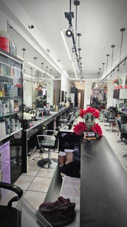 IN BUSY HAIRSALON  SPACE FOR RENT 1