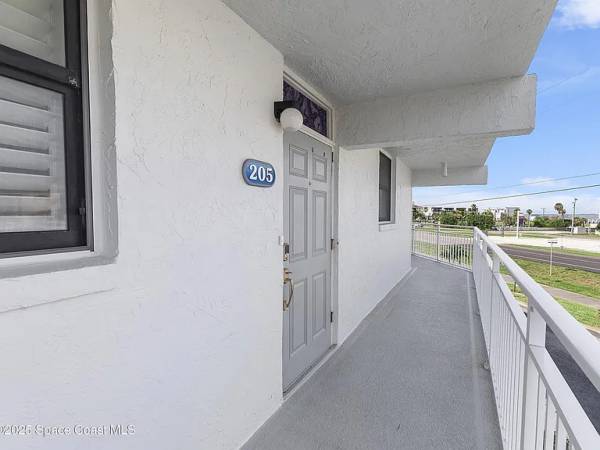 $90 / 2br - 1181ft2 - This beautifully renovated 2-bedroom, 2-bath condo offers direct (Cocoa Beach)63923417346818123