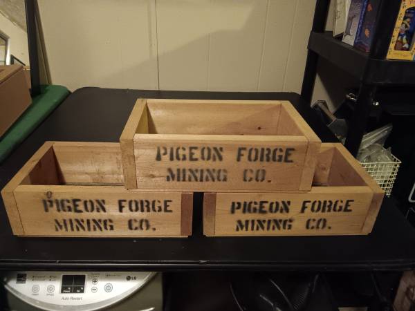 Pigeon Forge Decor Crates  (3) 1