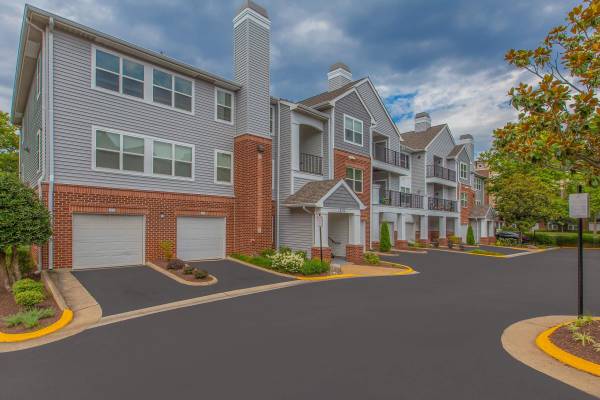 $2,410 / 2br - 1081ft2 - 2BD 2BA, Breakfast Bar, Cable Available (4201 Jefferson Oaks Cir, Fairfax, VA)64040362592002121