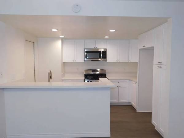 $860 / 1br - Upper 1 bedroom apartment in Prime Alhambra Location! (18 S Marguerita Ave #19 Alhambra, CA)63812226575107122