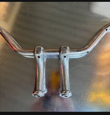 Harley Softail Deuce handlebars with risers. They are in nice conditio 1