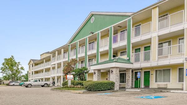 Full Kitchenettes, Free Parking, Microwave 1