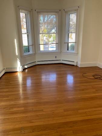 $2,400 / 2br - Nice duplex near Moody Street with its own driveway 9/15 maybe sooner (Waltham)63614178597379124