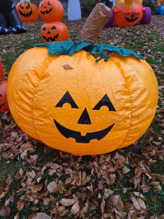 HALLOWEEN - 4 FOOT INFLATABLE PUMPKIN 1