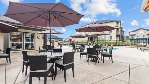 $1,770 / 2br - 968ft2 - Lujo Encuentra Ubicación  Nuevas Unidades + Comodidades en el Sitio (West Churchill)63977274933378124